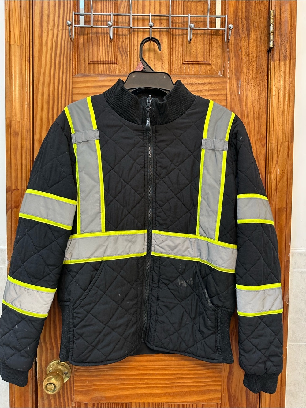 Womenโs Black Quilted High-Visibility Safety Jacket Reflective Yellow Trim